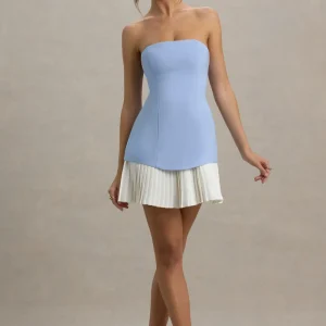Autumn | Vestido corto con escote Bandeau Azul bebé con falda plisada en blanco