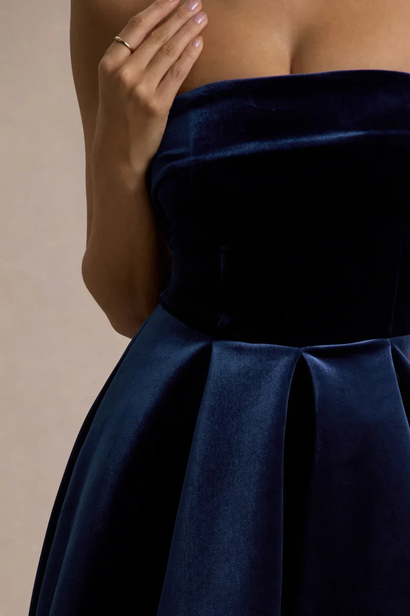 Addina | Vestido largo de terciopelo en azul marino con falda plisada - Imagen 8