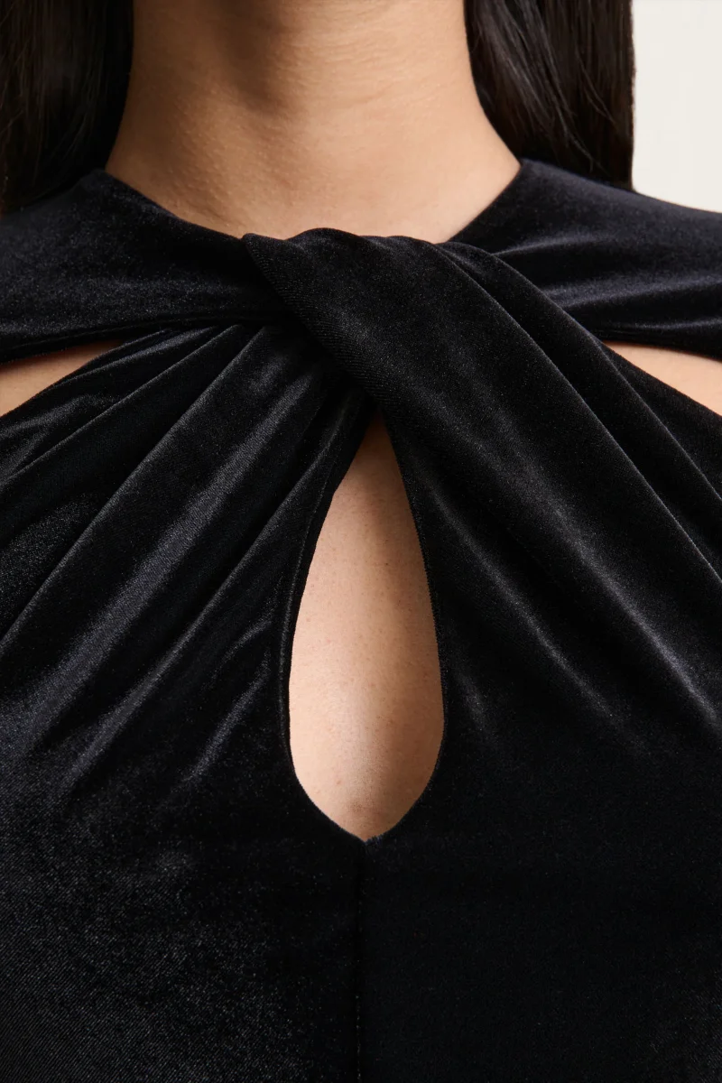Francine | Vestido midi de terciopelo negro con escote redondo y detalles recortados - Imagen 7
