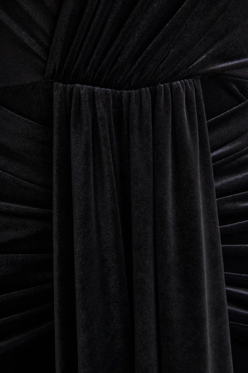 Halima | Vestido Largo de Terciopelo Negro con Escote Profundo y Detalle Fruncido - Imagen 7