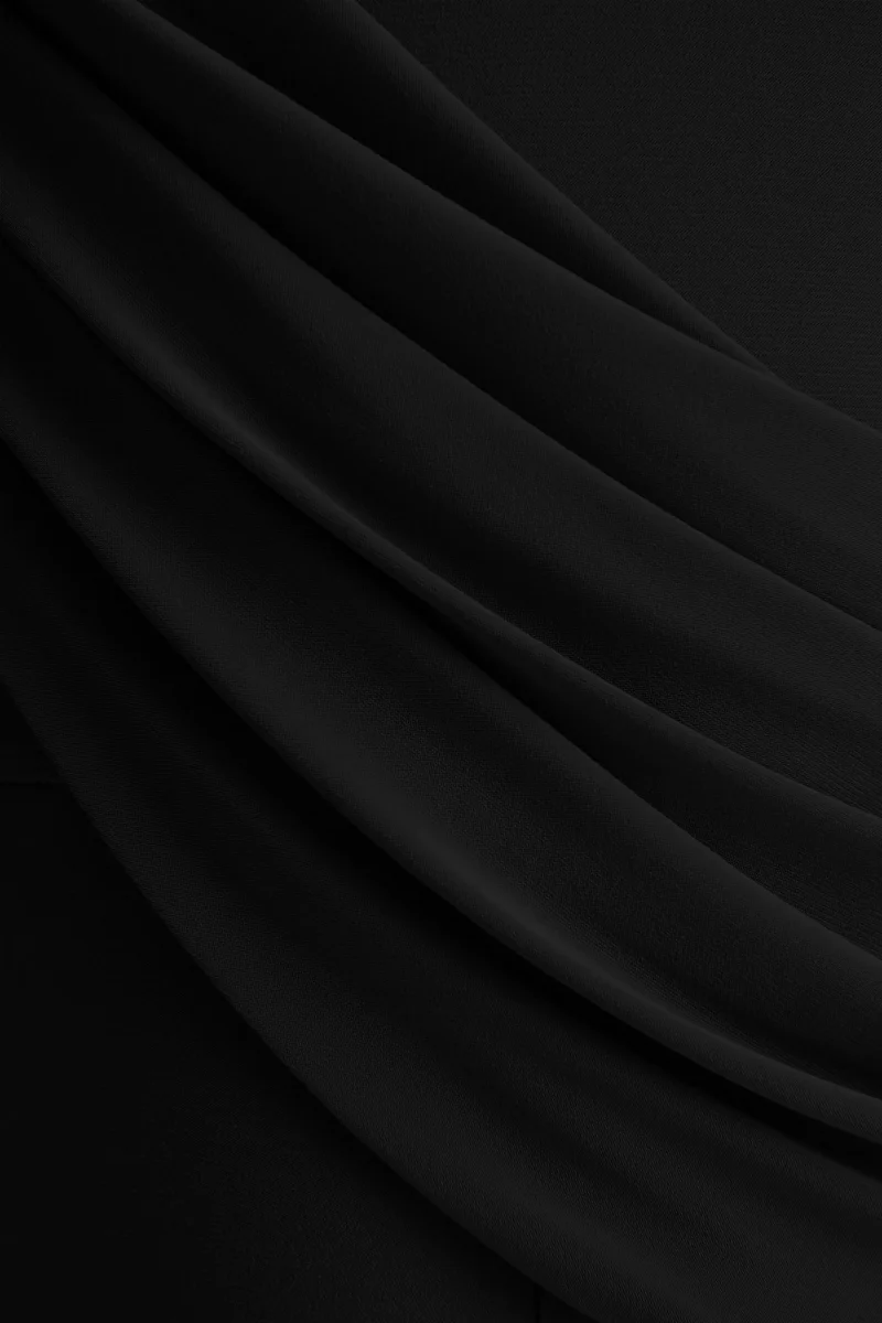 Labina | Mono negro con escote pronunciado y mangas capa - Imagen 7