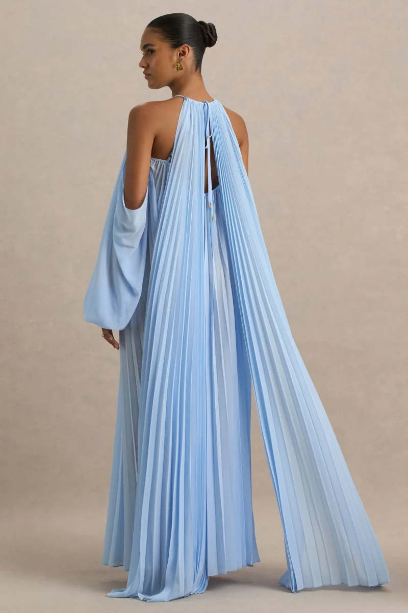 Reyna | Vestido largo azul bebé de gasa plisada con detalle de capa - Imagen 3