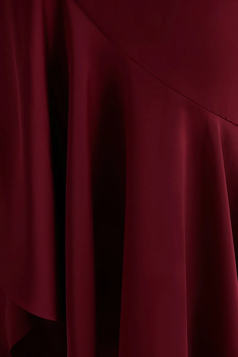 Freya | Vestido Largo De Satén Burdeos Con Cuello Alto y Detalle Fruncido - Imagen 7