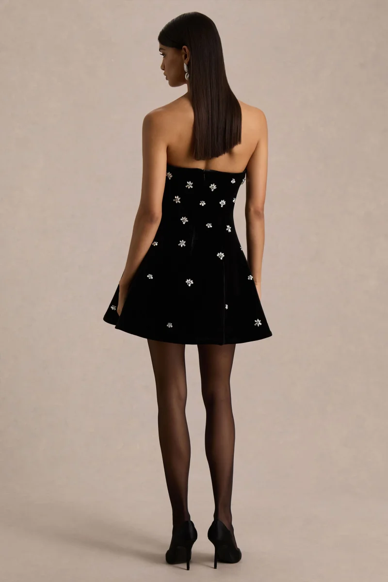 Tessa | Vestido corto negro de terciopelo con escote bandeau ornamentado - Imagen 3