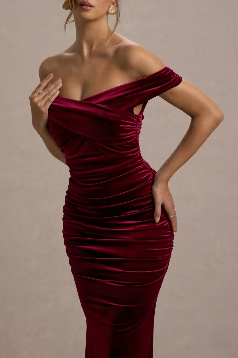 Apolline | Vestido largo de terciopelo burdeos fruncido y escote bardot - Imagen 5