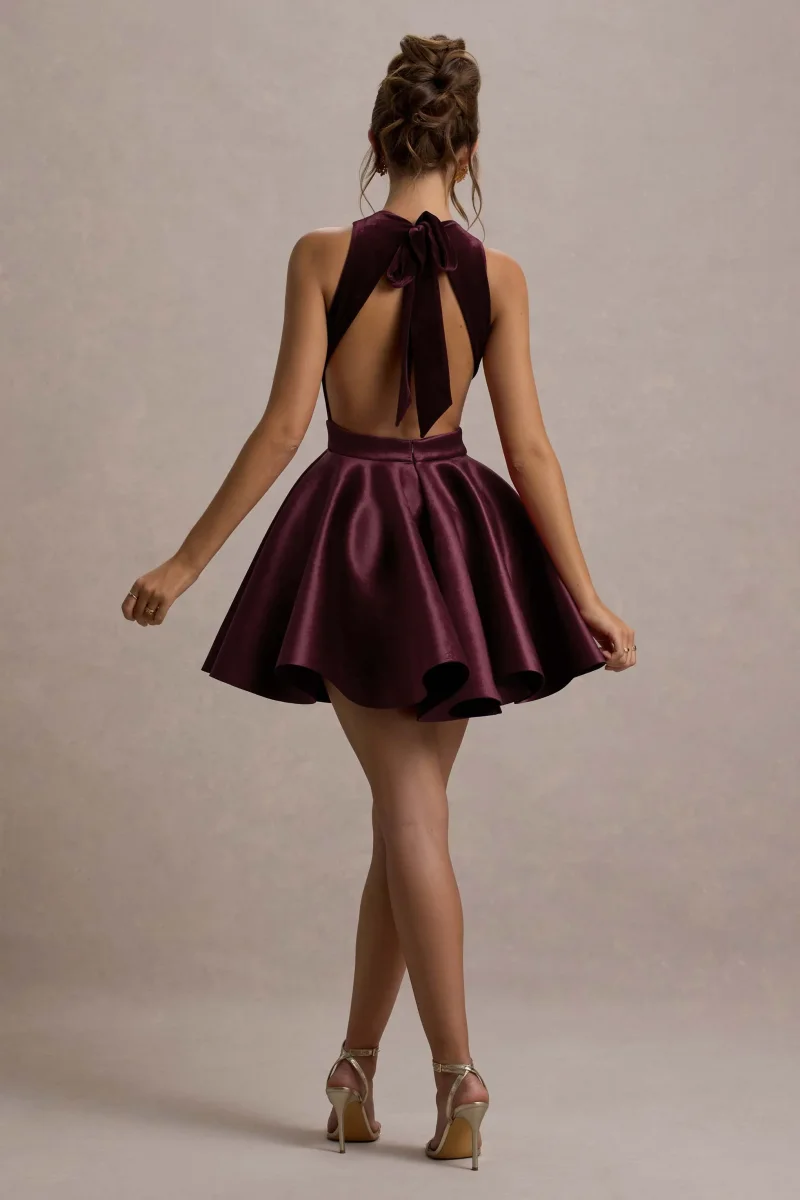 Mackie | Vestido corto de terciopelo con espalda al aire y falda de vuelo en color burdeos - Imagen 3