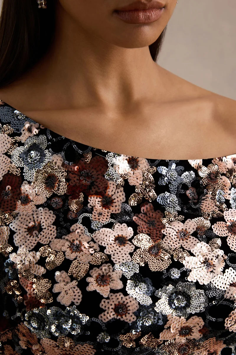 Electric | Vestido Largo de Terciopelo Negro con Lentejuelas Florales y Escote Asimétrico - Imagen 7