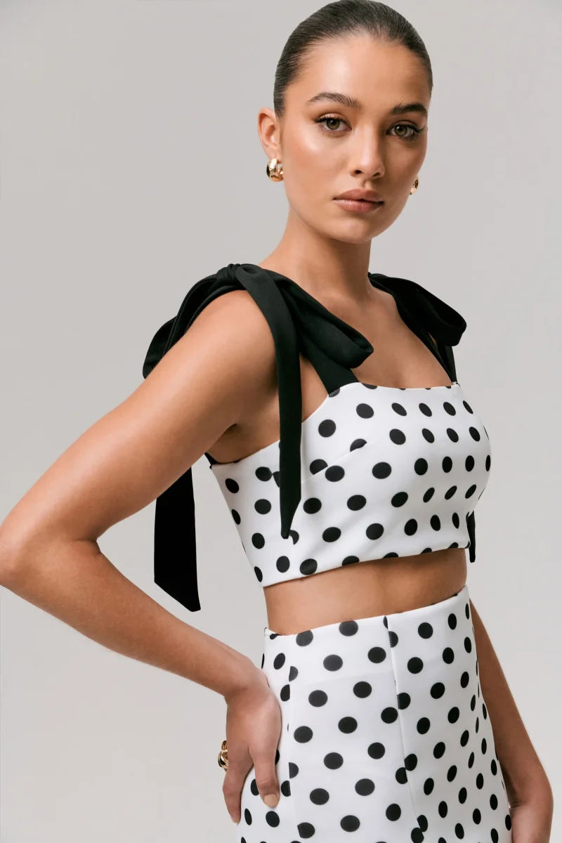 Phoebe | Top corto de lunares y tirantes negros con lazada - Imagen 4