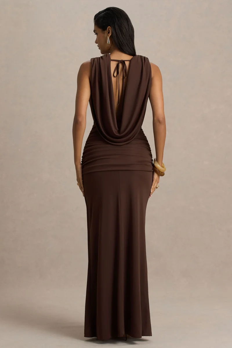 Serafina | Vestido Largo Chocolate De Escote Profundo Extremo con Detalle Wrap y Fruncidos - Imagen 4