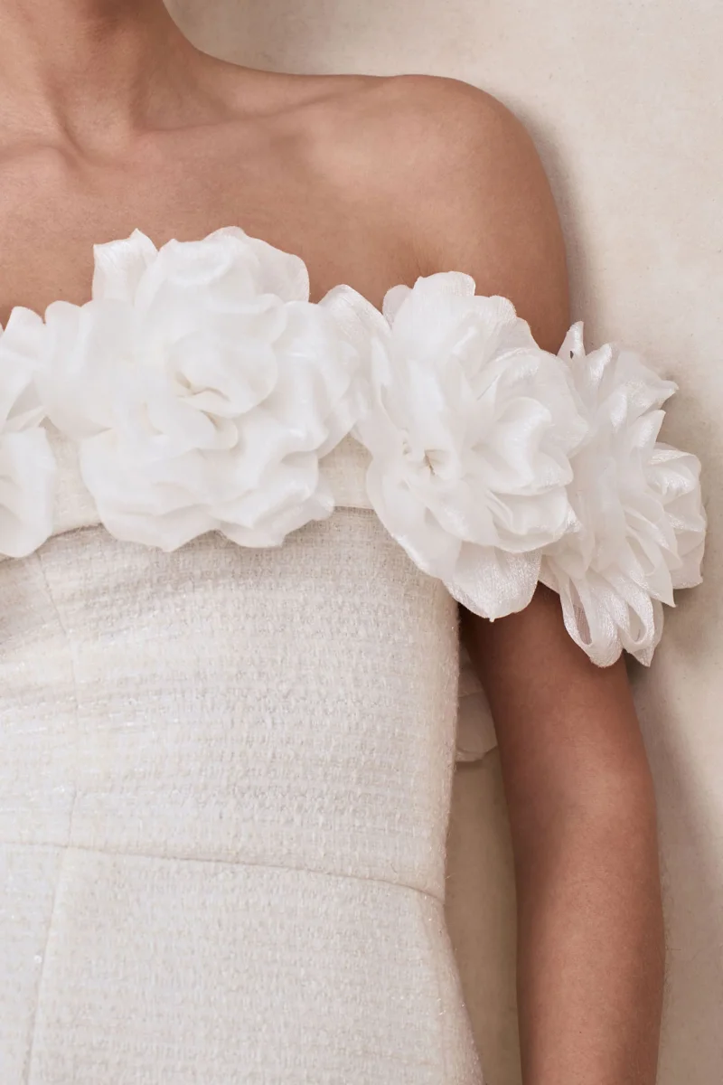 Florinda | Vestido corto blanco de tejido Bouclé con escote Bardot de volantes - Imagen 8
