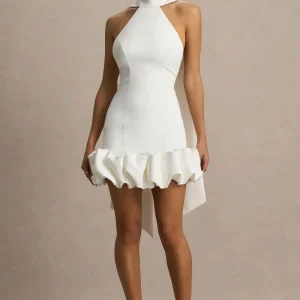 Geneve | Vestido corto blanco con escote halter y detalle de volantes