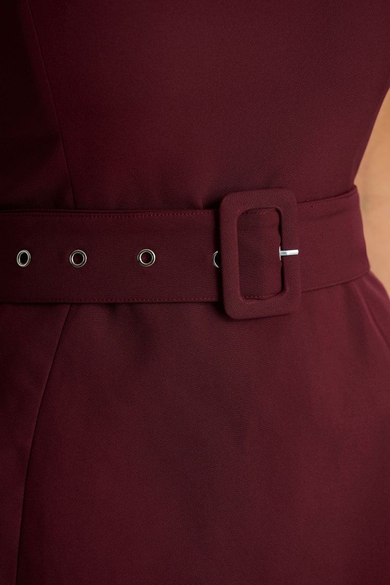 Timberly | Vestido corto en burdeos de cuello alto y corte entallado - Imagen 7