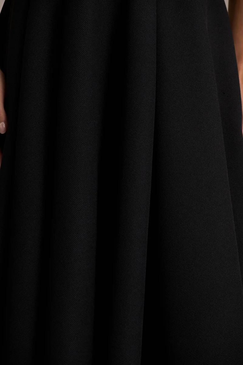 Alessa | Vestido Midi Negro Entallado con Escote Profundo - Imagen 7