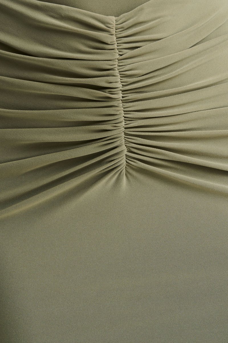 Persis | Vestido Largo Verde Oliva de Cuello Alto con Detalles Fruncidos - Imagen 7