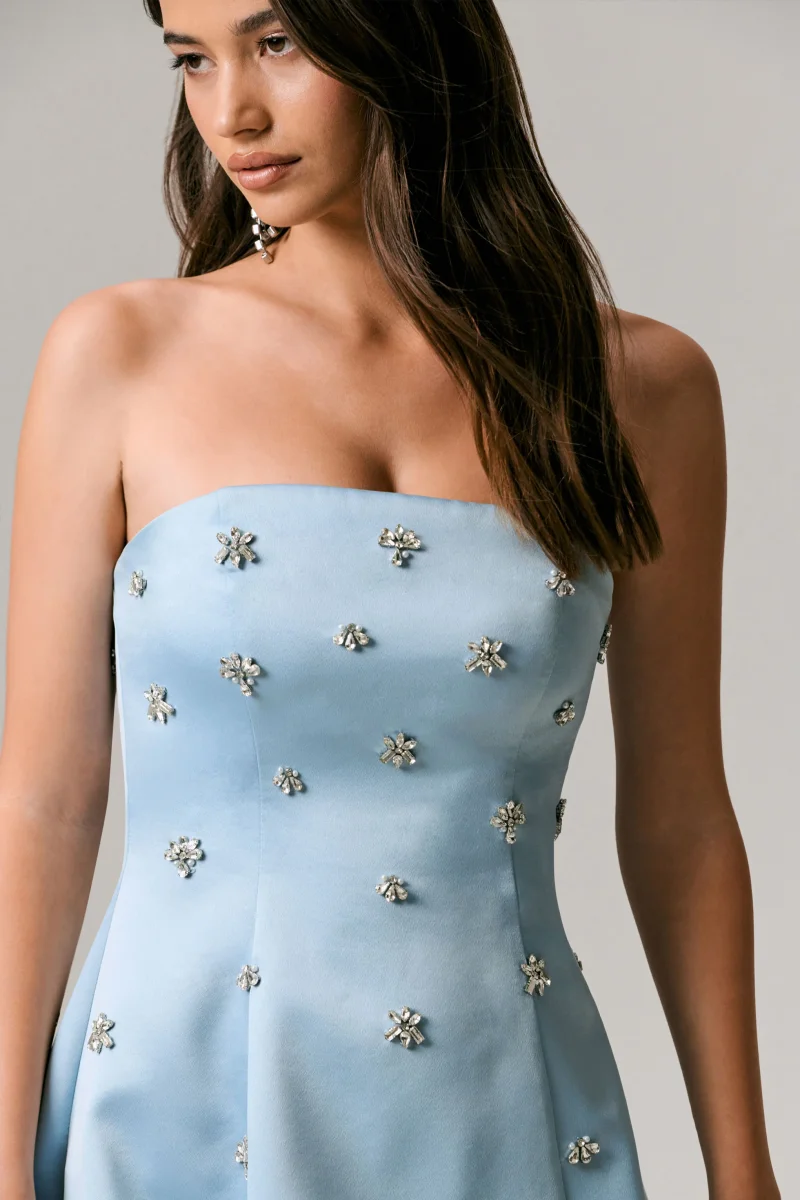 Entice | Vestido corto de satén azul pastel con detalles adornados - Imagen 6