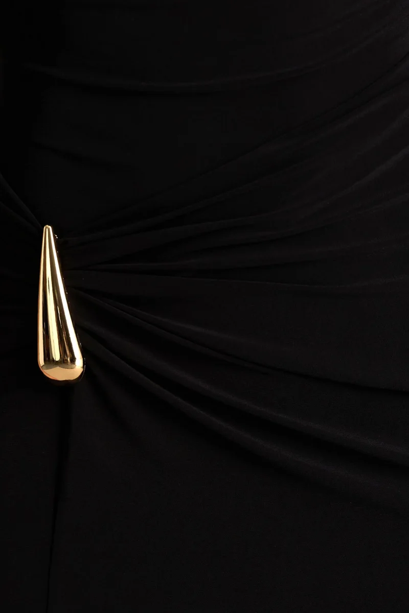 Arlena | Vestido Largo Negro con Escote Alto y Detalle Envolvente - Imagen 7