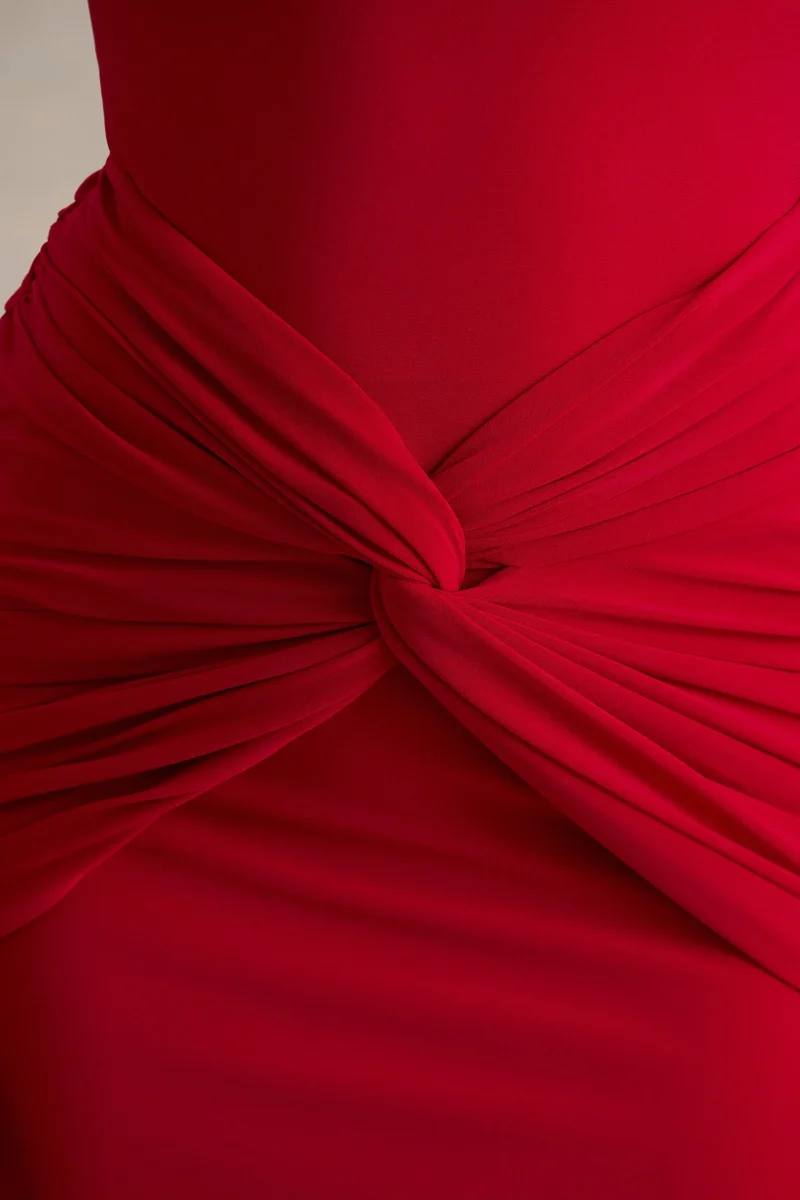 Alula | Vestido Rojo Largo con Cuello Alto y Detalle de Giro en el centro - Imagen 7