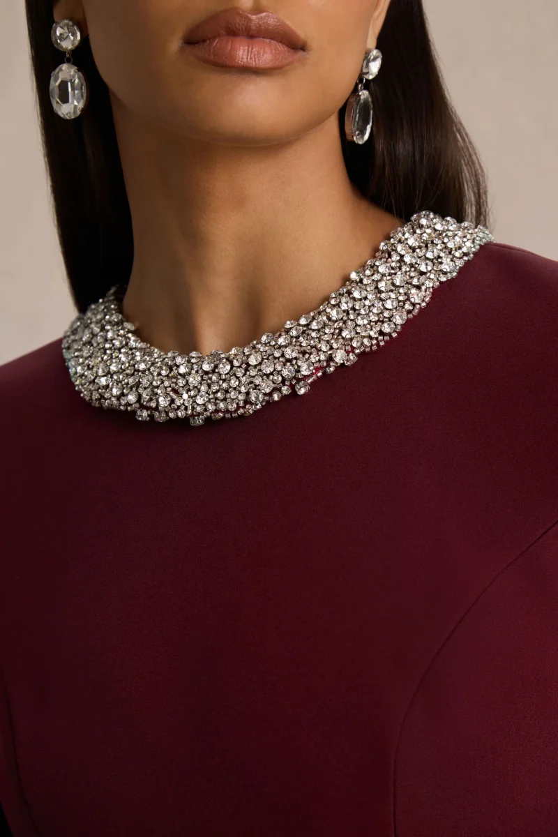 Eletta | Vestido Corto Burdeos con Cuello Redondo y Detalle de Pedrería - Imagen 4