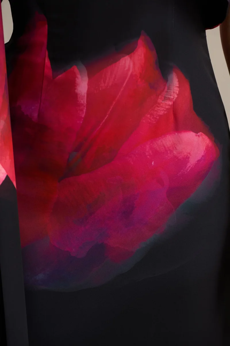 Leonara | Vestido largo con detalle de flor rojizas y una manga drapeada - Imagen 7