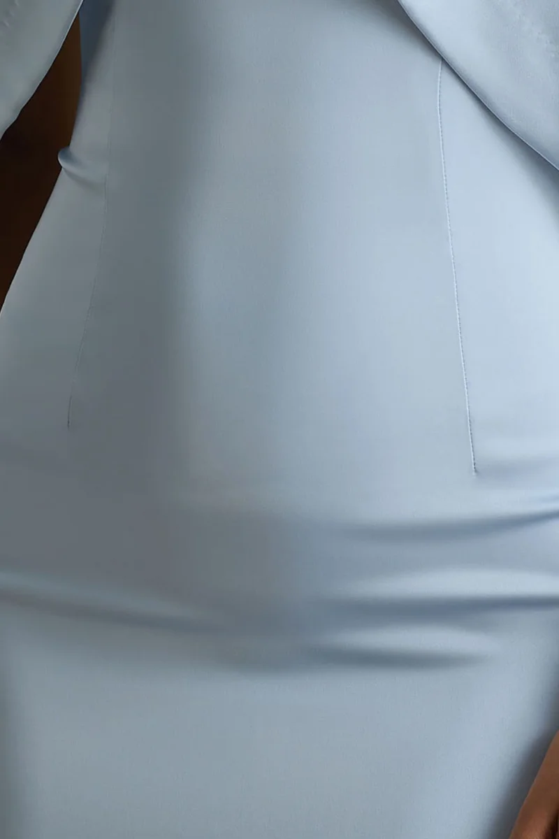 Sulliana | Vestido largo azul empolvado de satén con cuello alto adornado y mangas tipo capa - Imagen 7