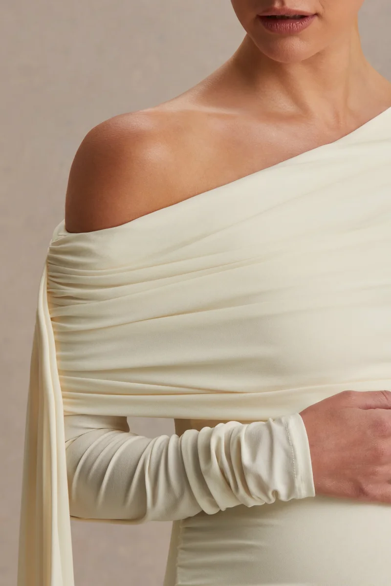 Cyra | Vestido largo crema con escote asimétrico y fajín - Imagen 4