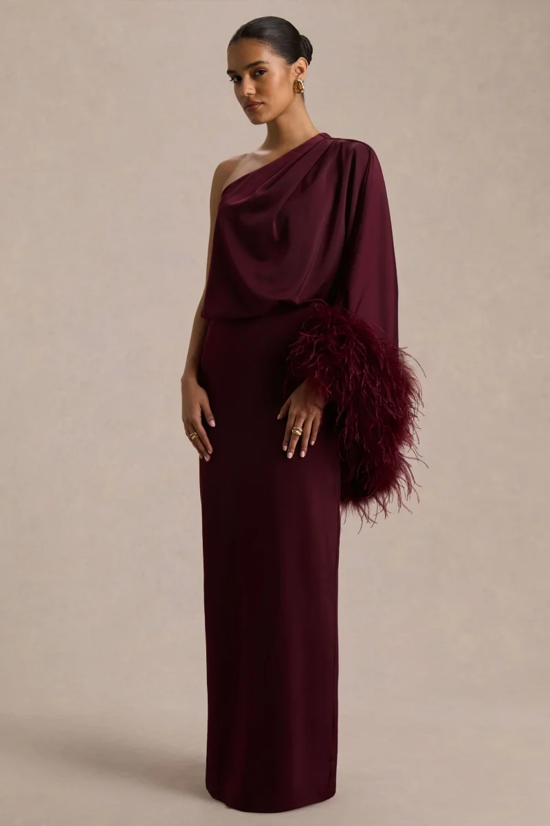Felicity | Vestido Largo Burdeos de Satén con Escote Asimétrico, Plumas y Detalles Fruncidos - Imagen 6