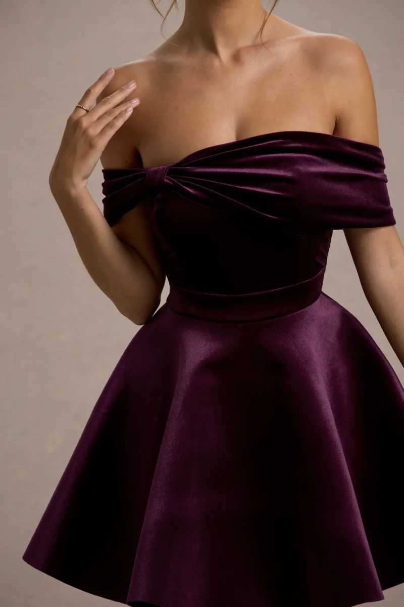 Dede | Vestido corto de terciopelo con escote bardot en color burdeos oscuro - Imagen 7