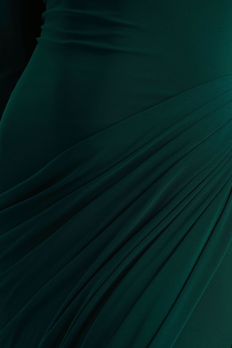 Betsy | Vestido Largo De Cuello Alto En Verde Botella Con Abertura Frontal y Detalle Fruncido - Imagen 7