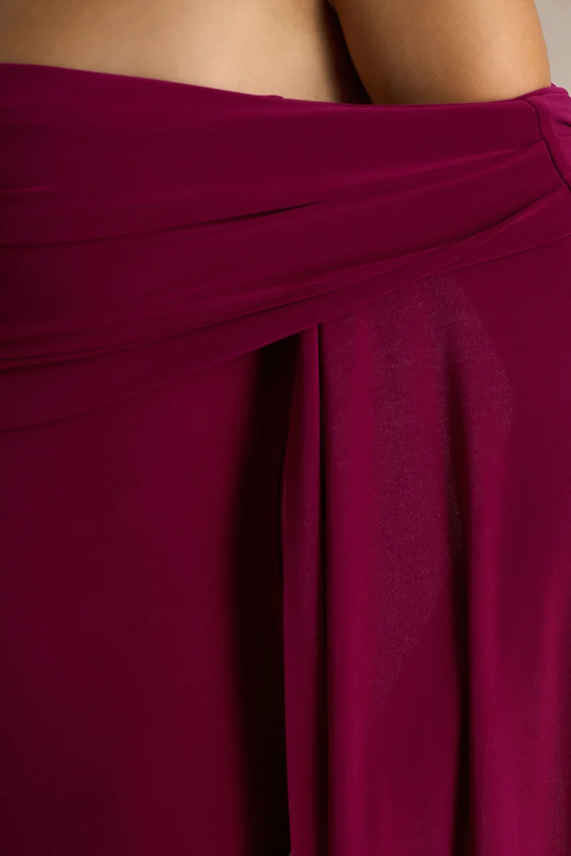 Saffina | Vestido Largo Burdeos con Escote Bardot y Detalle de Fajín - Imagen 4