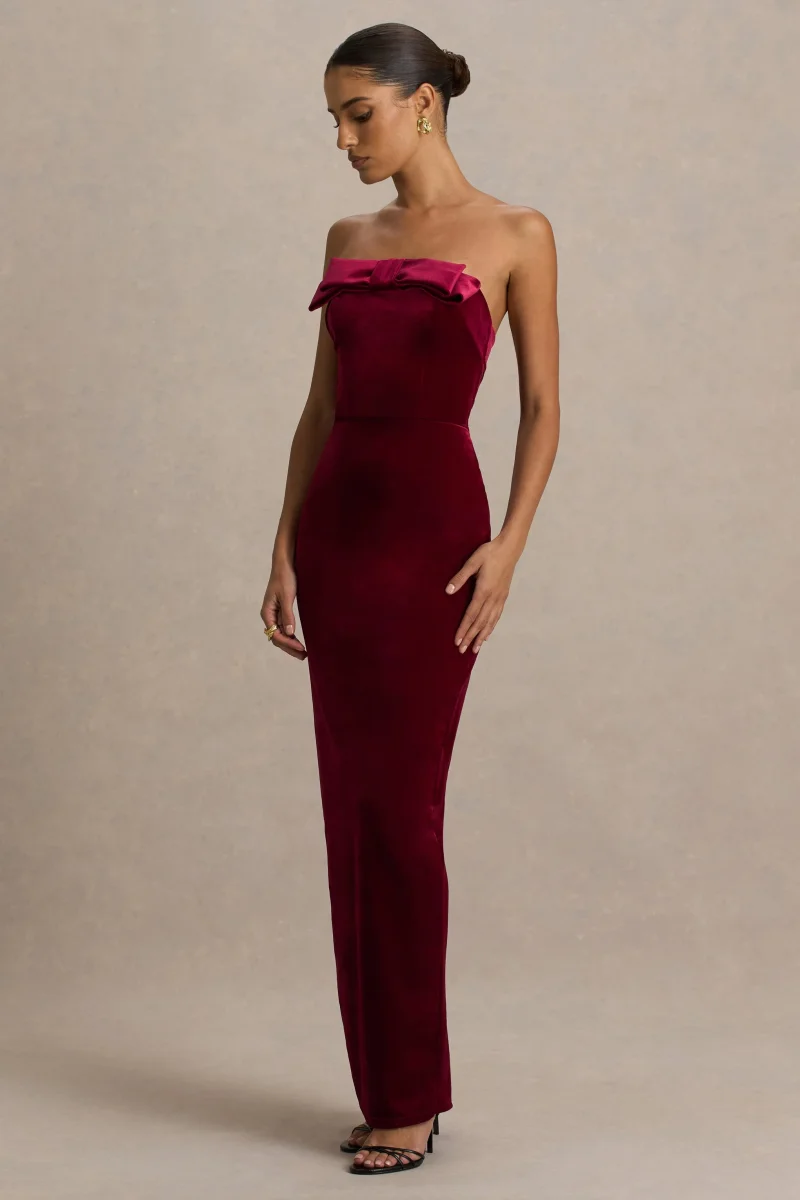 Illusion | Vestido Largo Burdeos De Terciopelo Con Escote Bandeau Y Lazo - Imagen 6