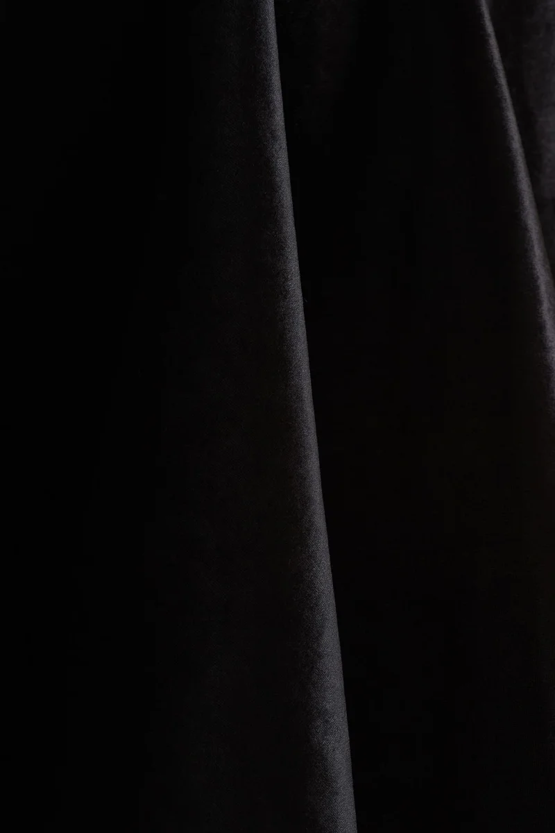 Keeley | Vestido Corto Negro de Terciopelo con Escote Asimétrico y Lazo - Imagen 6