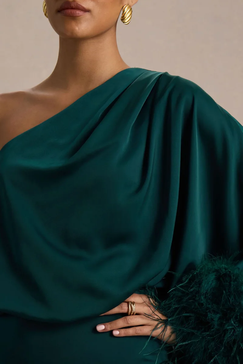 Felicity | Vestido Largo Verde Azulado de Satén con Escote Asimétrico, Plumas y Detalles Fruncidos - Imagen 4