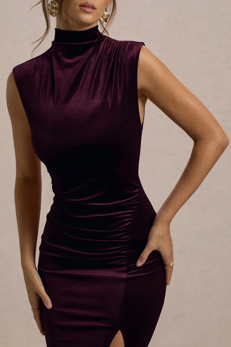 Abilene | Vestido largo de terciopelo en color burdeos, de cuello alto y abertura lateral - Imagen 4