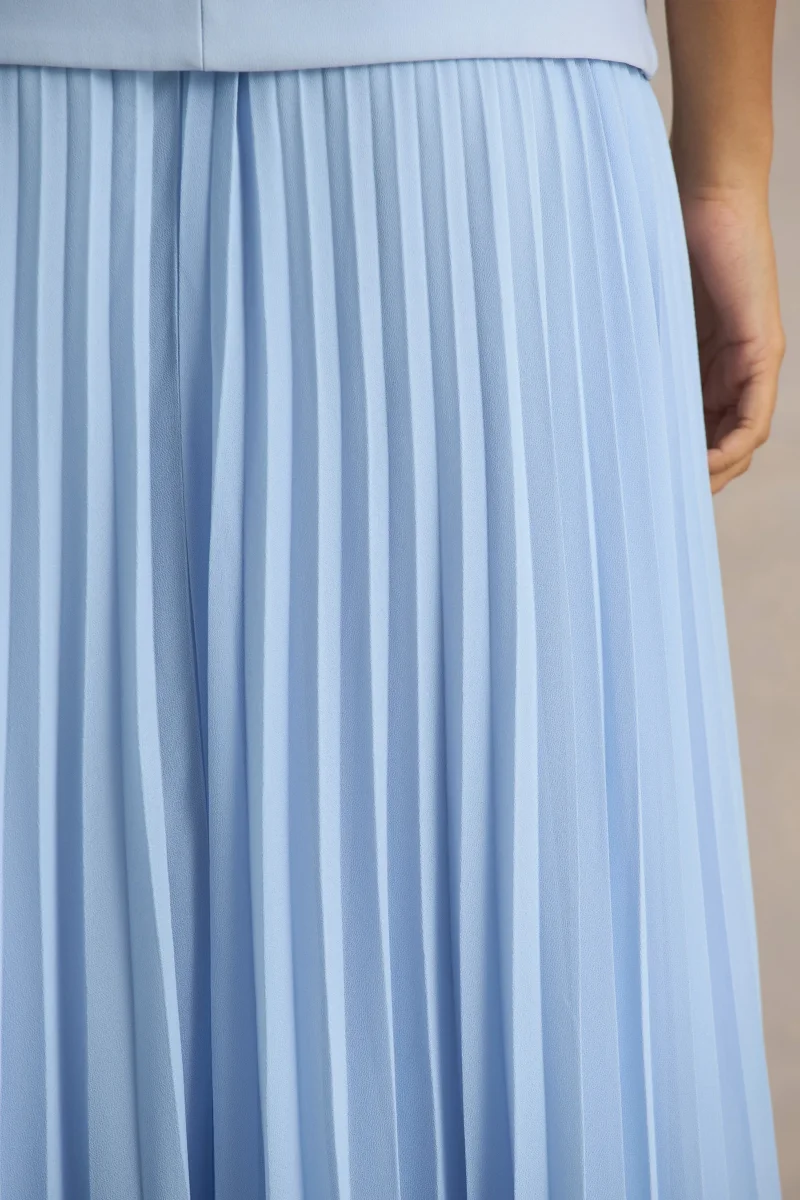 Heavenly | Vestido largo azul claro con detalle de botones dorados y falda plisada - Imagen 8