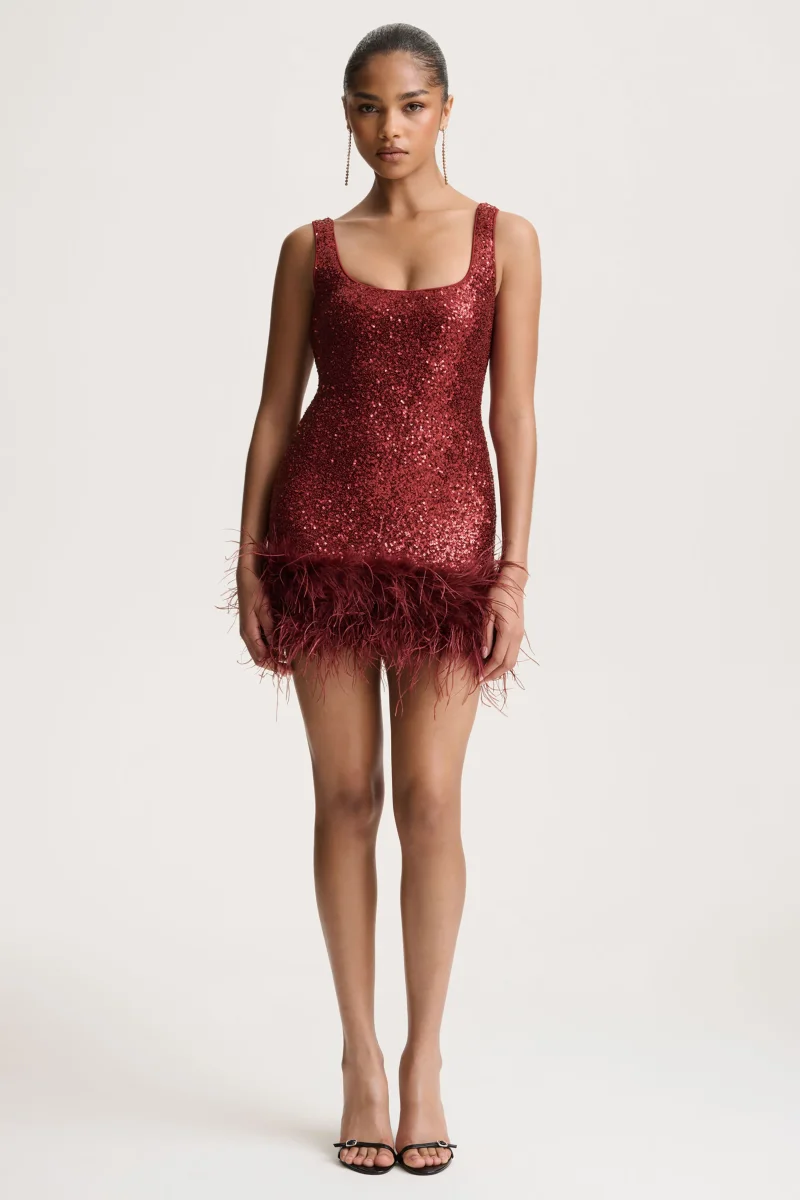Rosalinda | Vestido Corto Burdeos de Lentejuelas con Escote Cuadrado y Ribete de Plumas - Imagen 6