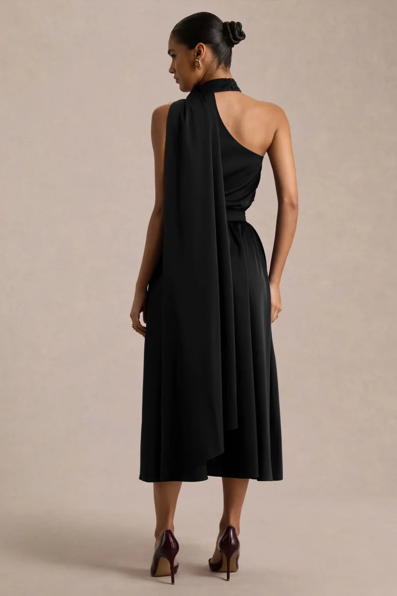Caluna | Vestido Midi de satén negro con escote asimétrico y detalle tipo bufanda - Imagen 3