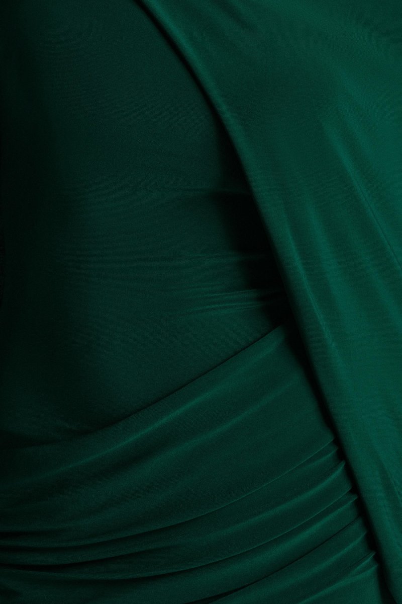 Maeve | Vestido largo Verde Botella con Manga Capa Drapeada - Imagen 7