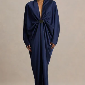 Tina | Vestido largo satinado azul marino con detalle dorado y mangas murciélago