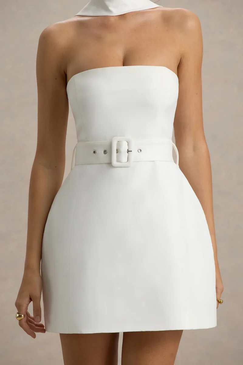 Timberly | Vestido corto blanco con escote bandeau y detalle de cinturón y choker - Imagen 7