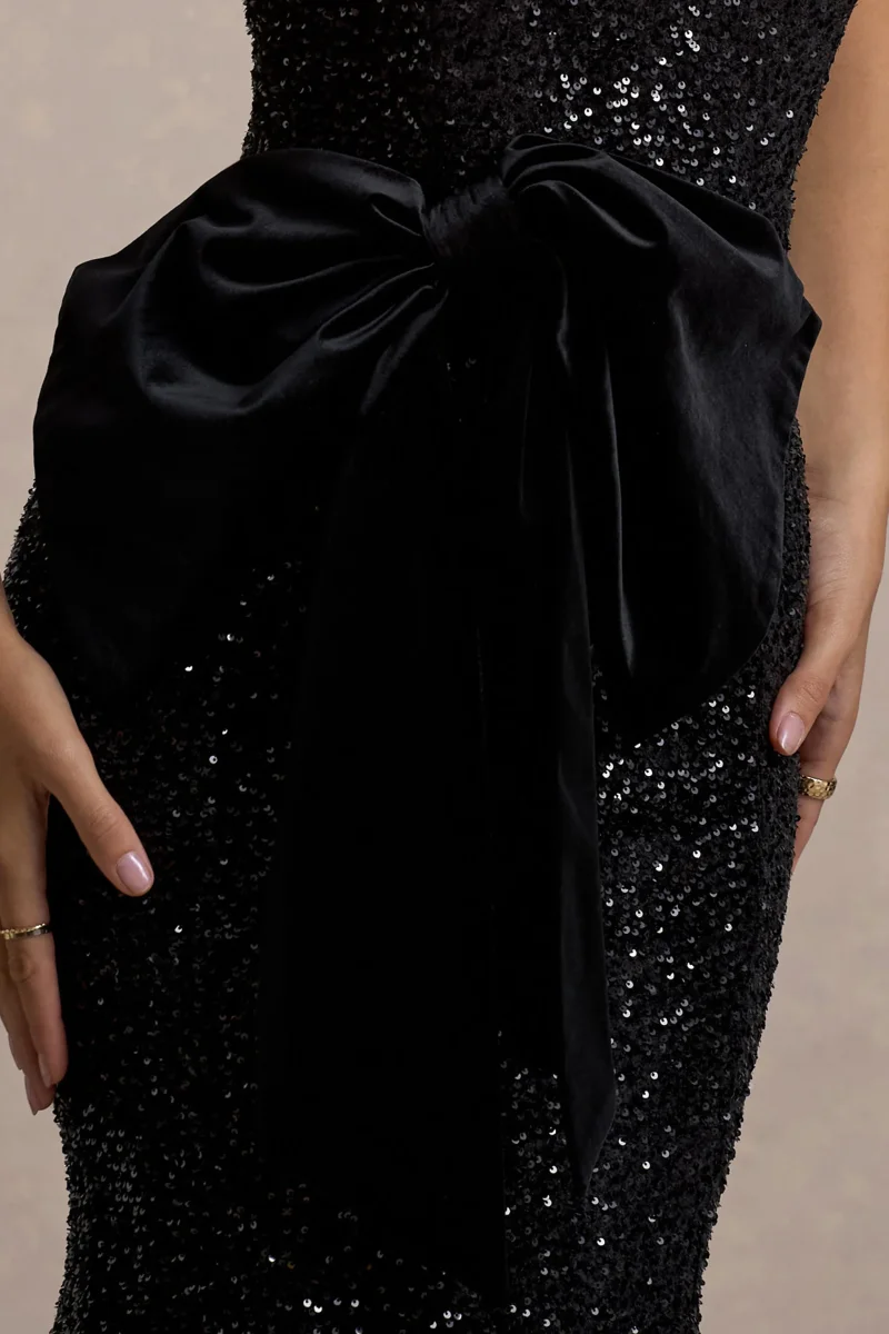 Adee | Vestido Midi de Terciopelo Negro con Escote Halter y detalle de Lazo - Imagen 7