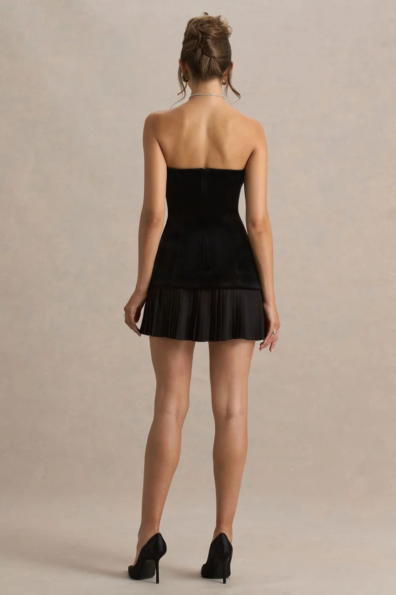 Valentina | Vestido corto de terciopelo negro con escote bandeau y falda plisada - Imagen 3
