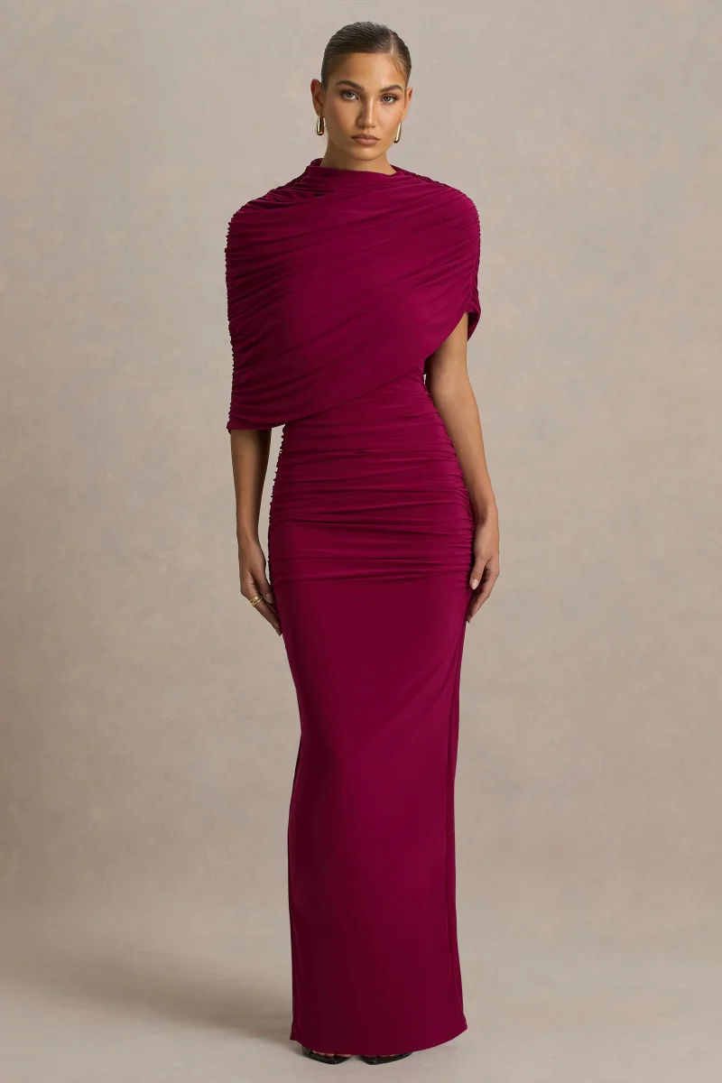 Glitz | Vestido largo en Burdeos con Escote Alto, Manga Capa y Detalles Fruncidos