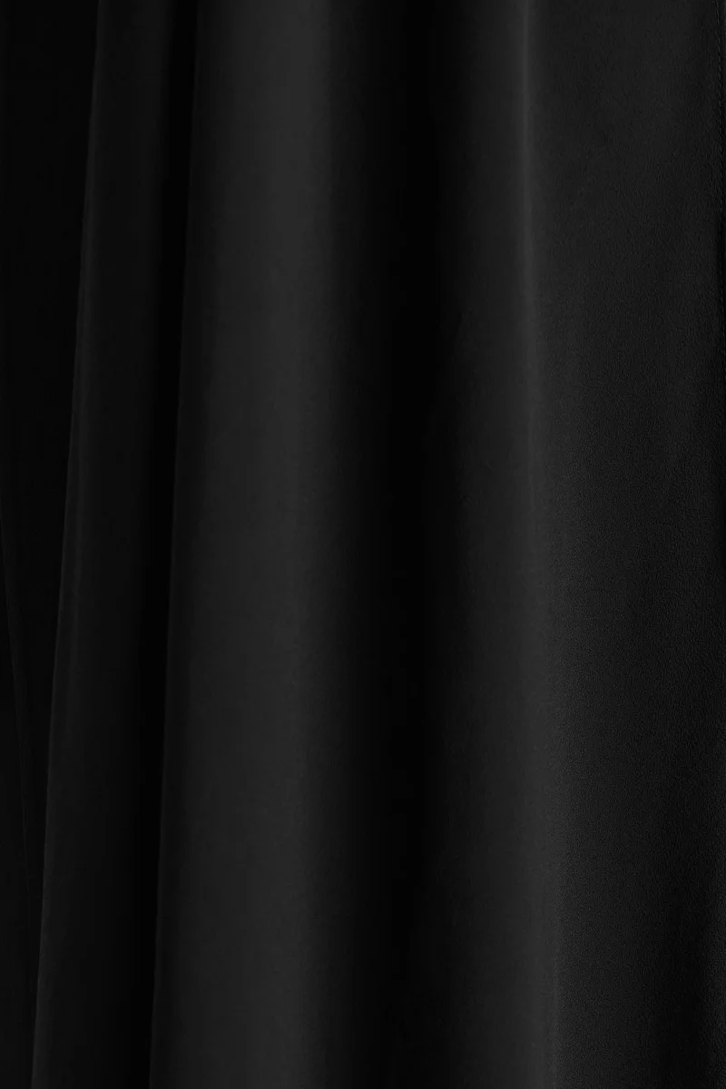 Unpredictable | Vestido Largo Negro con Escote Alto y Detalle de Capa en la Espalda - Imagen 7