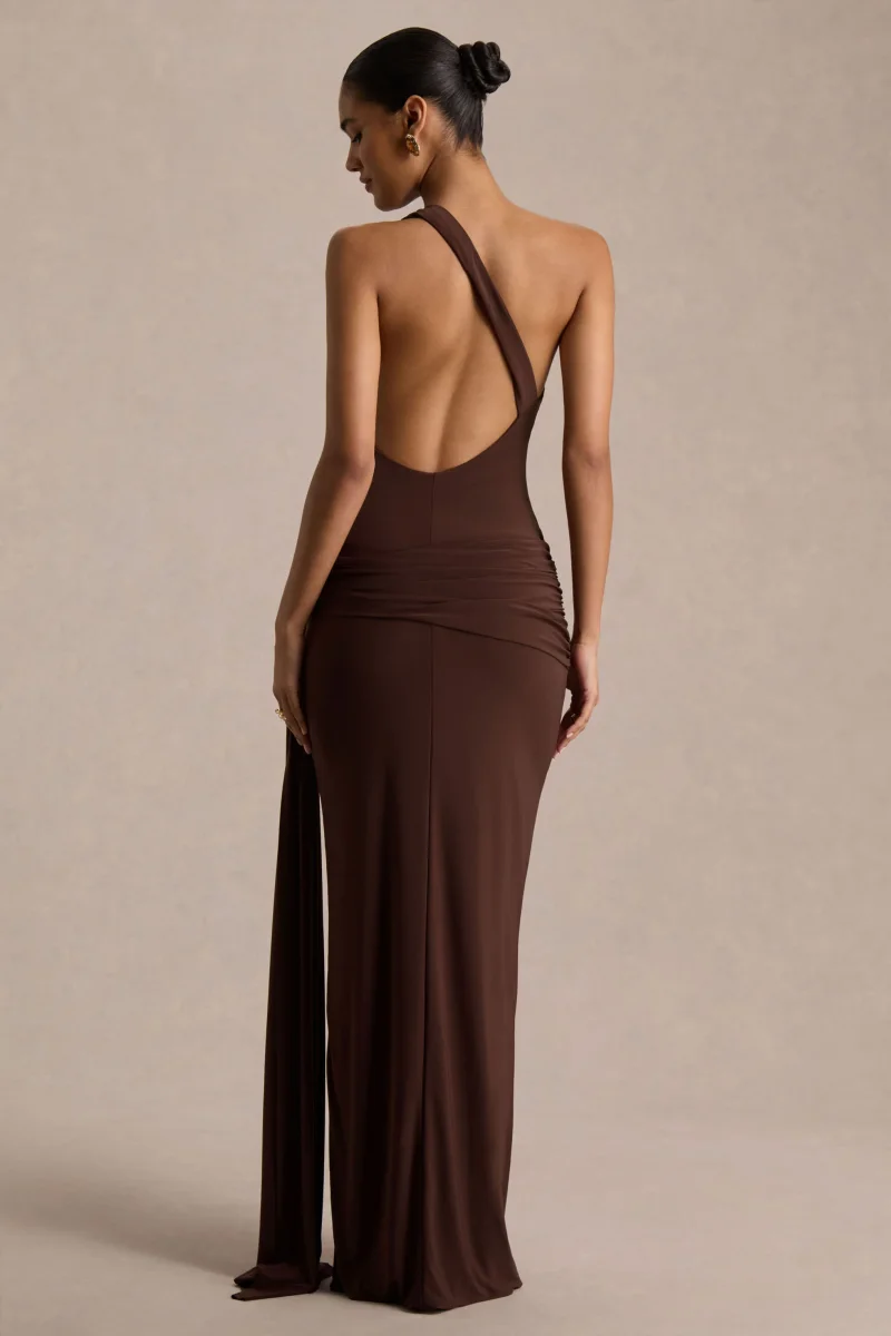 Bonnie | Vestido Largo Marrón con Escote Asimétrico y Detalles Fruncidos - Imagen 3
