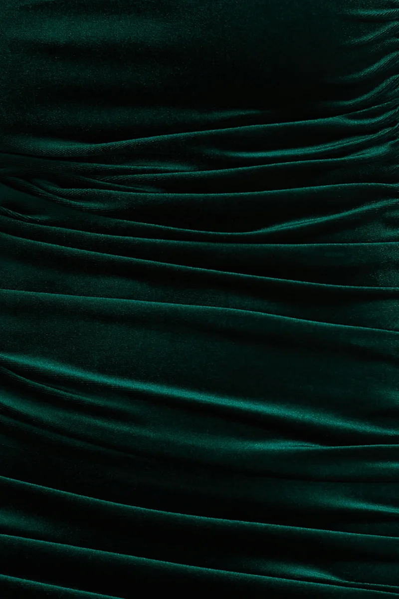 Treat | Vestido Largo Verde Botella de Terciopelo con Escote Asimétrico y Detalle Fruncido - Imagen 7