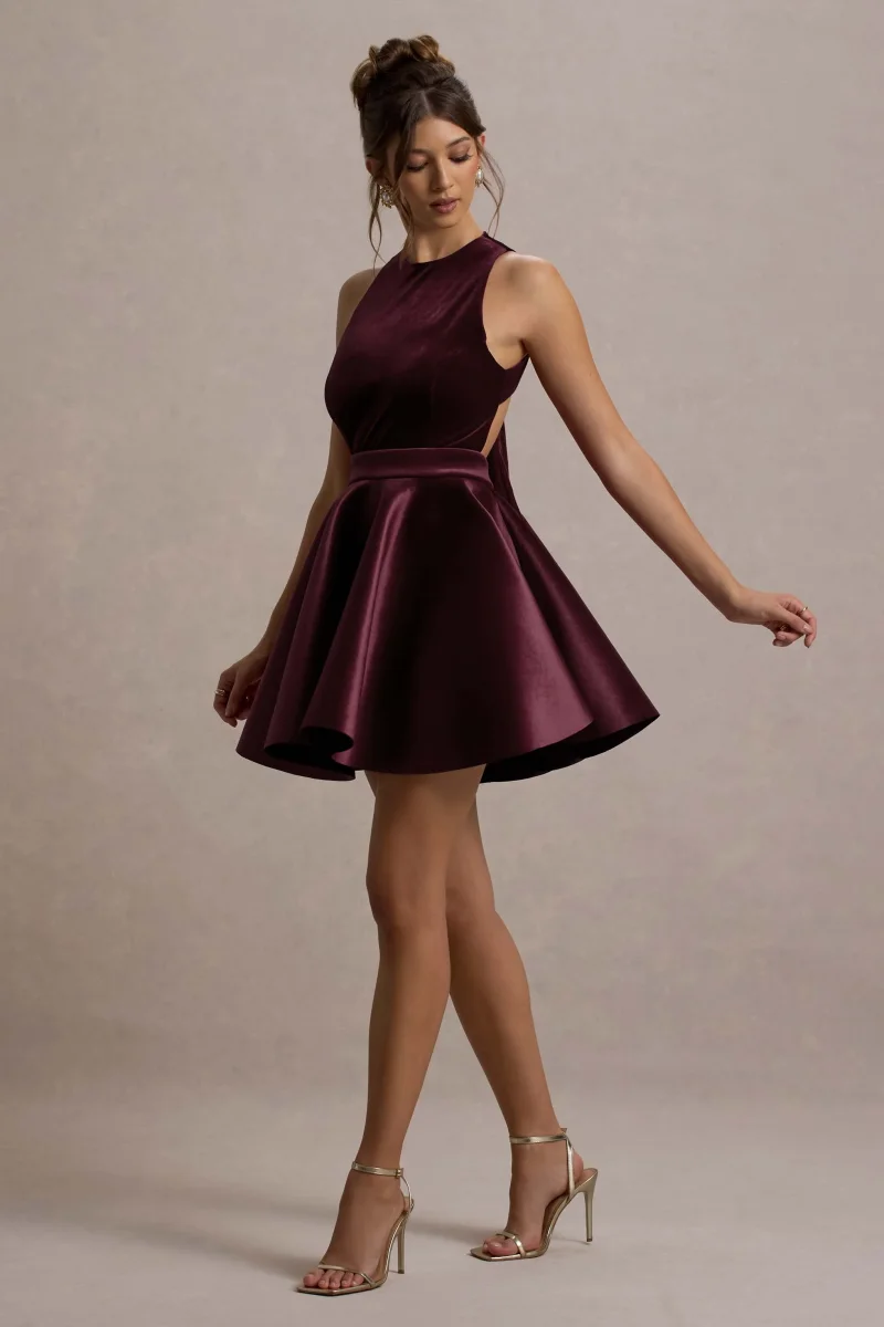 Mackie | Vestido corto de terciopelo con espalda al aire y falda de vuelo en color burdeos - Imagen 6