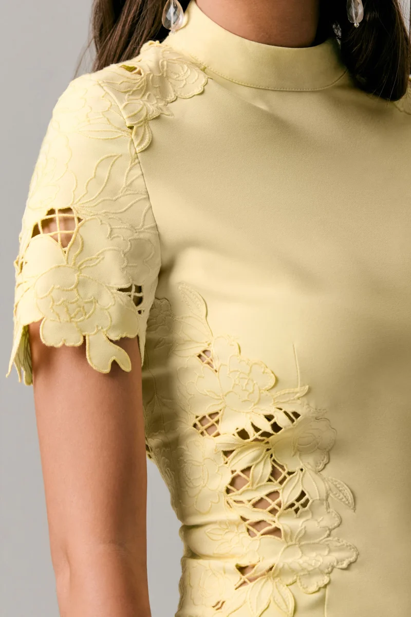 Guest List | Vestido midi limón con cuello alto y detalles calados de crochet - Imagen 7