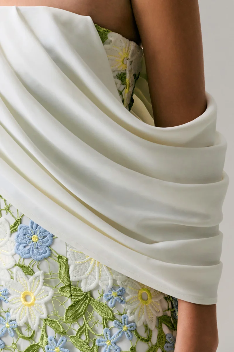 Entitled | Vestido Midi con Estampado Floral Crema y Escote Bardot con Detalles de Encaje - Imagen 7