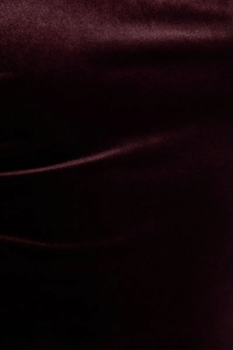 Carella | Vestido Midi Asimétrico de Terciopelo Burdeos con Detalle Retorcido - Imagen 7