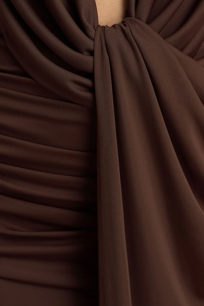 Serafina | Vestido Largo Chocolate De Escote Profundo Extremo con Detalle Wrap y Fruncidos - Imagen 8